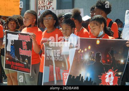 Les élèves de l'école secondaire du manoir de la fraise pleurent la perte de membres de la communauté à la violence par armes à feu lors d'un rassemblement devant l'hôtel de ville de Philadelphie, en Pennsylvanie, sur 31 mai 2022. (Photo par Cory Clark/NurPhoto) Banque D'Images