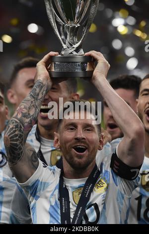 Lionel Messi (Paris Saint-Germain) d'Argentine lève le trophée après avoir remporté avec son équipe le match de Finalissima 2022 entre l'Argentine et l'Italie au stade Wembley sur 1 juin 2022 à Londres, en Angleterre. (Photo de Jose Breton/Pics action/NurPhoto) Banque D'Images