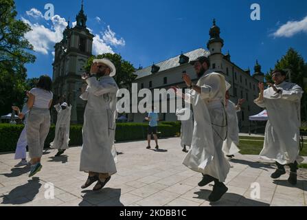 Des membres de la commune des Pères Pauline à Cracovie et leurs amis dansant dans la cour en face de la basilique Saint-Michel-l'Archange. Les Sœurs Augustines et les Pères Pauline ont organisé la Journée polonaise-ukrainienne des enfants sur un pré d'un demi-hectare derrière les murs du couvent de Skalka, qui a été loué à la ville et ouvert aux résidents. Mercredi, 1 juin 2022, à Cracovie, en Pologne. (Photo par Artur Widak/NurPhoto) Banque D'Images