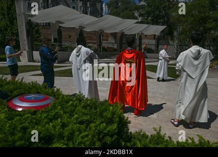 Des membres de la commune des Pères Pauline à Cracovie et leurs amis dansant dans la cour en face de la basilique Saint-Michel-l'Archange. Les Sœurs Augustines et les Pères Pauline ont organisé la Journée polonaise-ukrainienne des enfants sur un pré d'un demi-hectare derrière les murs du couvent de Skalka, qui a été loué à la ville et ouvert aux résidents. Mercredi, 1 juin 2022, à Cracovie, en Pologne. (Photo par Artur Widak/NurPhoto) Banque D'Images