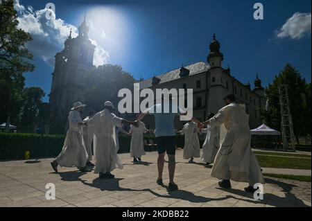 Des membres de la commune des Pères Pauline à Cracovie et leurs amis dansant dans la cour en face de la basilique Saint-Michel-l'Archange. Les Sœurs Augustines et les Pères Pauline ont organisé la Journée polonaise-ukrainienne des enfants sur un pré d'un demi-hectare derrière les murs du couvent de Skalka, qui a été loué à la ville et ouvert aux résidents. Mercredi, 1 juin 2022, à Cracovie, en Pologne. (Photo par Artur Widak/NurPhoto) Banque D'Images