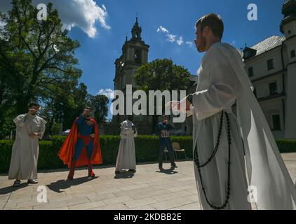 Des membres de la commune des Pères Pauline à Cracovie et leurs amis dansant dans la cour en face de la basilique Saint-Michel-l'Archange. Les Sœurs Augustines et les Pères Pauline ont organisé la Journée polonaise-ukrainienne des enfants sur un pré d'un demi-hectare derrière les murs du couvent de Skalka, qui a été loué à la ville et ouvert aux résidents. Mercredi, 1 juin 2022, à Cracovie, en Pologne. (Photo par Artur Widak/NurPhoto) Banque D'Images