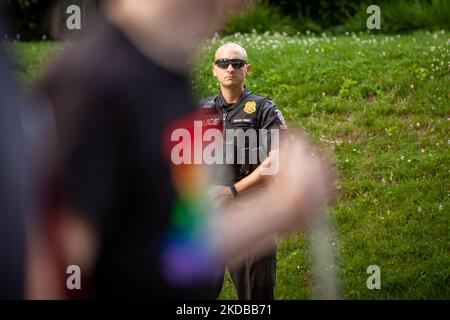 Sears, agent de police du comté de Montgomery, garde la maison du juge en chef de la Cour suprême John Roberts, à Chevy Chase, MD, alors qu’un rallye pro-choix se présente devant. Les gens ont commencé à protester à l'extérieur des 6 foyers des juges conservateurs après la fuite du projet d'avis qui renverserait Roe c. Wade. À ce jour, toutes les manifestations ont été pacifiques et les manifestants ont respecté toutes les instructions des forces de l'ordre. (Photo d'Allison Bailey/NurPhoto) Banque D'Images