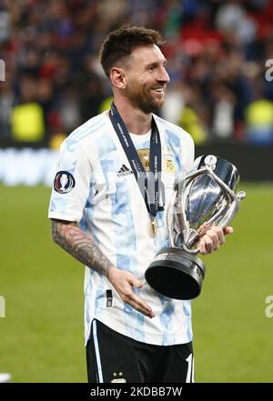 Lionel Messi de l'Argentine avec Trophyorat Finalissima Conmebol - coupe des champions de l'UEFA entre l'Italie et l'Argentine au stade Wembley , Londres, Royaume-Uni 01st juin, 2022 (photo par action Foto Sport/NurPhoto) Banque D'Images