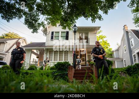 La police du comté de Montgomery et les marshals fédéraux gardent la maison du juge Brett Kavanaugh de la Cour suprême à Chevy Chase, MD, au cours d'une manifestation pro-choix. Les gens ont commencé à protester à l'extérieur des 6 foyers des juges conservateurs après la fuite du projet d'avis qui renverserait Roe c. Wade. À ce jour, toutes les manifestations ont été pacifiques et les manifestants ont respecté toutes les instructions des forces de l'ordre. (Photo d'Allison Bailey/NurPhoto) Banque D'Images