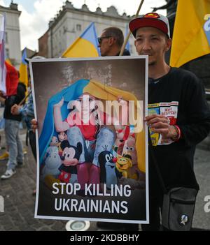 Des membres de la diaspora ukrainienne locale, des refuges de guerre, des militants de la paix, des volontaires et des partisans locaux pendant le 'Support Ukraine' au monument Adam Mickiewicz sur la place principale de Cracovie. Jeudi, 02 juin 2022, à Cracovie, en Pologne. (Photo par Artur Widak/NurPhoto) Banque D'Images