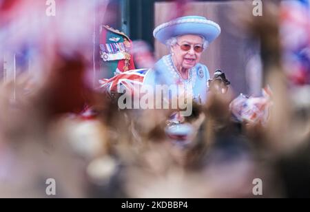 La reine Elizabeth II apparaît sur un écran pendant le flux en direct pour la célébration du Jubilé de platine de la reine dans le palais de Buckingham à Londres, au Royaume-Uni, sur 2 juin 2022. (Photo par Alexander Mak/NurPhoto) Banque D'Images