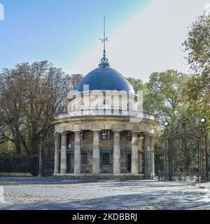 Un bâtiment rotonde au Parc Monceau à Paris avec des arbres en arrière-plan par une journée ensoleillée Banque D'Images