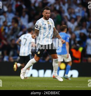 LONDRES, ANGLETERRE - JUIN 01:Nicolas Otamendi de l'Argentine célèbre Angel Di Maria de l'Argentine but pendant Finalissima Conmebol - coupe des champions de l'UEFA entre l'Italie et l'Argentine au stade Wembley , Londres, Royaume-Uni 01st juin, 2022 (photo par action Foto Sport/NurPhoto) Banque D'Images