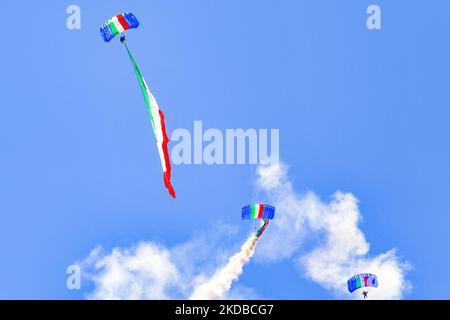 Défilé militaire pour célébrer le 76th anniversaire de la proclamation de la République italienne (Fête de la République), à 2 juin 2022, à Rome, en Italie. Cette année marque le 76th anniversaire de la République italienne avec le retour du défilé militaire, annulé au cours des deux dernières années en raison de la pandémie Covid-19. (Photo de Riccardo Fabi/NurPhoto) Banque D'Images