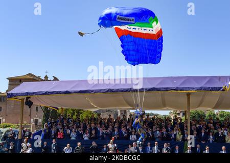 Défilé militaire pour célébrer le 76th anniversaire de la proclamation de la République italienne (Fête de la République), à 2 juin 2022, à Rome, en Italie. Cette année marque le 76th anniversaire de la République italienne avec le retour du défilé militaire, annulé au cours des deux dernières années en raison de la pandémie Covid-19. (Photo de Riccardo Fabi/NurPhoto) Banque D'Images