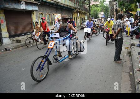 Un vieil homme passe son vélo pendant qu'il participe à un rallye à vélo pour observer la Journée mondiale du vélo à Kolkata, en Inde, le 03 juin 2022. La Journée mondiale de la bicyclette a été célébrée pour la première fois à 3 juin 2018, lorsque l'Organisation des Nations Unies a adopté une résolution lors de la session ordinaire de 72nd de l'Assemblée générale des Nations Unies à New York, en avril. La Journée mondiale de la bicyclette devient d'autant plus importante que les préoccupations croissantes entourant le manque d'activités physiques chez les personnes et ses risques pour la santé augmentent. Un cycle est un mode de transport propre, abordable et respectueux de l'environnement et la promotion de son utilisation contribuent Banque D'Images