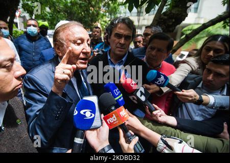 Le candidat présidentiel du parti politique 'Liga de Gobernantes Anticorrupcion' Rodolfo Hernandez (à gauche) donne une conférence de presse avec l'ancien candidat de l'alliance politique 'Coalicion Centro Esperanza' Sergio Fajardo (à droite) alors qu'il cherche le soutien présidentiel pour les détournements contre le candidat Gustavo Petro, à Bogota, Colombie, 2 juin 2022. La Colombie aura ses retombées le 19 juin. (Photo par Sebastian Barros/NurPhoto) Banque D'Images