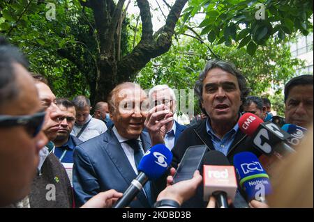 Le candidat présidentiel du parti politique 'Liga de Gobernantes Anticorrupcion' Rodolfo Hernandez (à gauche) donne une conférence de presse avec l'ancien candidat de l'alliance politique 'Coalicion Centro Esperanza' Sergio Fajardo (à droite) alors qu'il cherche le soutien présidentiel pour les détournements contre le candidat Gustavo Petro, à Bogota, Colombie, 2 juin 2022. La Colombie aura ses retombées le 19 juin. (Photo par Sebastian Barros/NurPhoto) Banque D'Images