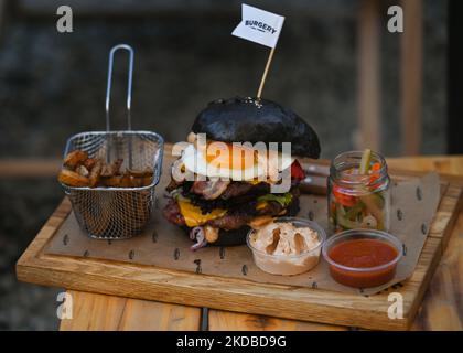 Un repas de hamburger avec des frites le jeudi, 02 juin 2022, à Cracovie, en Pologne. (Photo par Artur Widak/NurPhoto) Banque D'Images