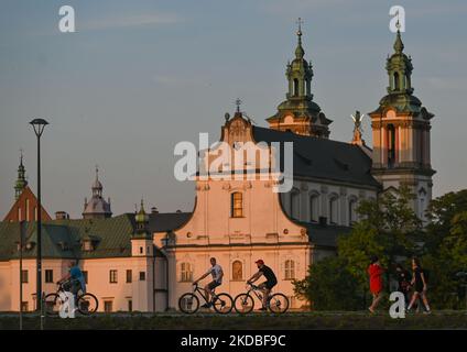 Les gens apprécient le beau temps et les activités sportives le long des Vistule Boulevards à Cracovie. Samedi, 04 juin 2022, à Cracovie, en Pologne. (Photo par Artur Widak/NurPhoto) Banque D'Images