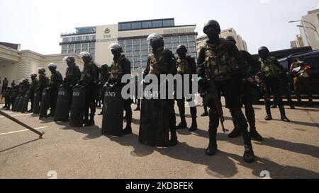 Des soldats de l'armée sri lankaise gardent la route menant à l'entrée principale de la résidence officielle du président Gotabaya Rajapaksa à Colombo, au Sri Lanka. 04 juin 2022. (Photo de Thharaka Basnayaka/NurPhoto) Banque D'Images