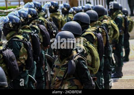 Des soldats de l'armée sri lankaise gardent la route menant à l'entrée principale de la résidence officielle du président Gotabaya Rajapaksa à Colombo, au Sri Lanka. 04 juin 2022. (Photo de Thharaka Basnayaka/NurPhoto) Banque D'Images