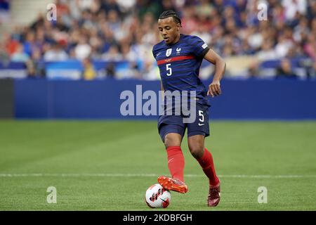 Jules Kounde (FC Séville) de France contrôle le ballon pendant la Ligue des Nations de l'UEFA Un match du Groupe 1 entre la France et le Danemark au Stade de France sur 3 juin 2022 à Paris, France. (Photo de Jose Breton/Pics action/NurPhoto) Banque D'Images