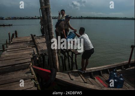 Les activités de la communauté côtière sont observées dans la zone marine de Belawan, à Medan, dans la province de Sumatra Nord, en Indonésie, sur 04 juin 2022. (Photo de Sutanta Aditya/NurPhoto) Banque D'Images