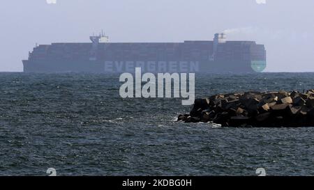 Un navire à conteneurs « Evergreen » est vu près de la ville portuaire, Colombo, Sri Lanka. 04 juin 2022. (Photo de Thharaka Basnayaka/NurPhoto) Banque D'Images