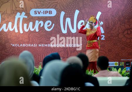 Un modèle de vêtements traditionnels participe à un événement culturel à Bogor, Java-Ouest, Indonésie sur 4 juin 2022. (Photo par Adriana Adie/NurPhoto) Banque D'Images