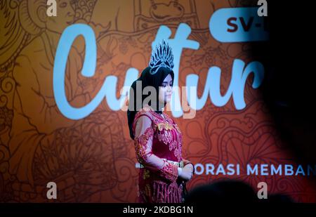 Un modèle de vêtements traditionnels participe à un événement culturel à Bogor, Java-Ouest, Indonésie sur 4 juin 2022. (Photo par Adriana Adie/NurPhoto) Banque D'Images