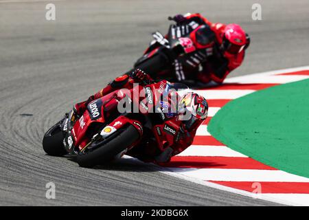 Jack Miller, d'Australie, à bord de son Ducati Lenovo Team à vélo devant Aleix Espargar sur la Catalunya moto GP qualification sur 4 juin 2022 à Barcelone. (Photo de Joan Cros/NurPhoto) Banque D'Images