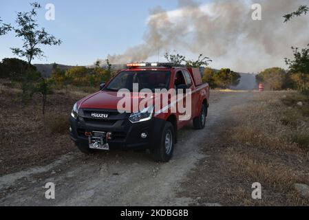 Athènes, Grèce. 4th juin 2022. Un véhicule de brigade d'incendie opère dans la région de Voula tandis que des feux de forêt flamboyaient sur les pentes du mont Hymettus, obligeant les autorités à évacuer les habitants de certaines zones de la banlieue sud d'Athènes, en Grèce. (Photo de Nicolas Koutsokostas/NurPhoto) Banque D'Images