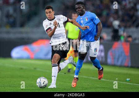 Jamal Musiala d'Allemagne et Degnand Wilfried Gnonto d'Italie se disputent le bal lors du match de l'UEFA Nations League entre l'Italie et l'Allemagne au Stadio Renato Dall'Ara, Bologne, Italie, le 4 juin 2022. (Photo de Giuseppe Maffia/NurPhoto) Banque D'Images