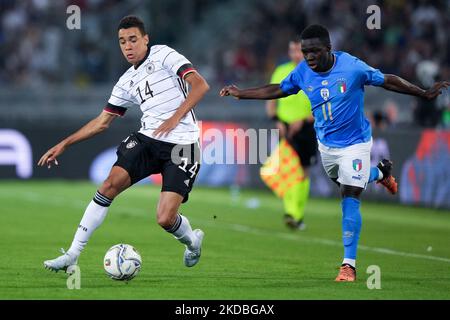 Jamal Musiala d'Allemagne et Degnand Wilfried Gnonto d'Italie se disputent le bal lors du match de l'UEFA Nations League entre l'Italie et l'Allemagne au Stadio Renato Dall'Ara, Bologne, Italie, le 4 juin 2022. (Photo de Giuseppe Maffia/NurPhoto) Banque D'Images