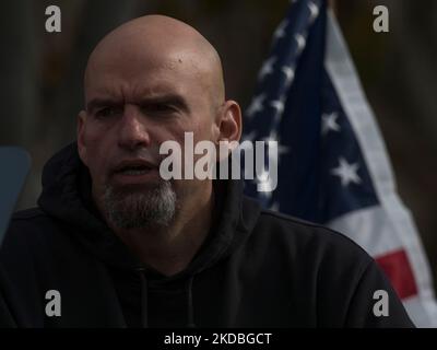 Pittsburgh, Pennsylvanie, États-Unis. 5th novembre 2022. Le candidat du Sénat américain John Fetterman rallie ses partisans pour aller voter. (Image de crédit : © Sue Dorfman/ZUMA Press Wire) Banque D'Images
