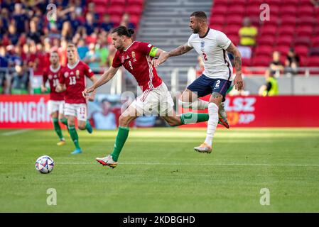 Adam Szalai de Hongrie est en compétition pour le ballon avec Kyle Walker d'Angleterre lors du match de l'UEFA Nations League A3 à Puskás Aréna sur 04 juin 2022 à Budapest, Hongrie. (Photo de Robert Szaniszló/NurPhoto) Banque D'Images