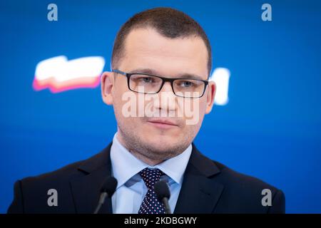 Conférence de presse de Pawel Szefernaker, Secrétaire d'Etat au Ministère polonais de l'intérieur et de l'administration et plénipotentiaire du Gouvernement pour les réfugiés de guerre d'Ukraine, à Varsovie (Pologne) sur le 21 avril 2022 (photo de Mateusz Wlodarczyk/NurPhoto) Banque D'Images