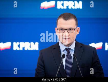 Conférence de presse de Pawel Szefernaker, Secrétaire d'Etat au Ministère polonais de l'intérieur et de l'administration et plénipotentiaire du Gouvernement pour les réfugiés de guerre d'Ukraine, à Varsovie (Pologne) sur le 21 avril 2022 (photo de Mateusz Wlodarczyk/NurPhoto) Banque D'Images