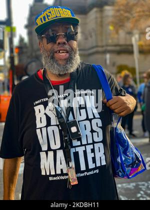 Pittsburgh, Pennsylvanie, États-Unis. 5th novembre 2022. Ce natif de Pittsburgh était impatient d'entendre l'ancien président Barack Obama et le candidat du Sénat américain John Fetterman s'adresser à un rassemblement dans sa ville natale. (Image de crédit : © Sue Dorfman/ZUMA Press Wire) Banque D'Images