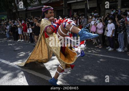 Un membre thaïlandais de la communauté LGBT participe à un défilé pour marquer le jour de fierté 2022 à Bangkok, Thaïlande, 05 juin 2022. (Photo par Anusak Laowilas/NurPhoto) Banque D'Images