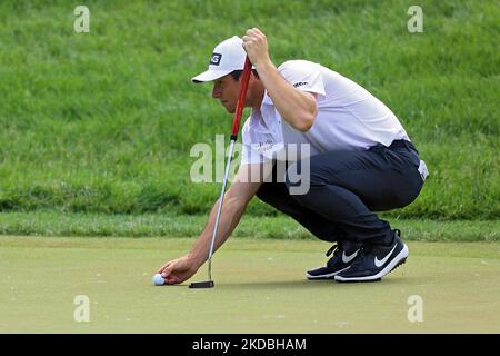 Viktor Hovland, d'Oslo, en Norvège, place son ballon sur le green 17th lors de la dernière partie du tournoi commémoratif présenté par Workday au club de golf de Muirfield Village à Dublin, Ohio, États-Unis, le dimanche, 5 juin, 2022. (Photo par Amy Lemus/NurPhoto) Banque D'Images