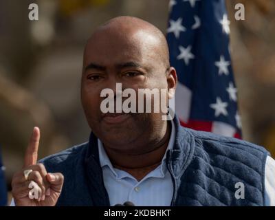 Pittsburgh, Pennsylvanie, États-Unis. 5th novembre 2022. Jamie Harrison, président du Comité national démocratique, souligne l'importance de voter. (Image de crédit : © Sue Dorfman/ZUMA Press Wire) Banque D'Images