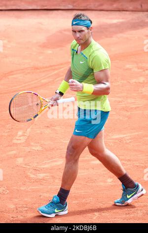 Rafael Nadal d'Espagne réagit alors qu'il joue contre le Casper Ruud de Norvège lors de leur dernier match de tennis masculin sur le court Philippe Chatrier le jour 15 du tournoi de tennis Roland Garros 2022 French Open. (Photo par Ibrahim Ezzat/NurPhoto) Banque D'Images