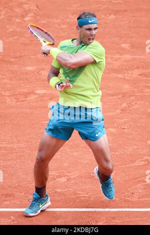 Rafael Nadal en Espagne retourne le ballon au Casper Ruud en Norvège lors de son dernier match de tennis masculin sur le court de Philippe Chatrier le 15 e jour du tournoi de tennis Roland Garros 2022. (Photo par Ibrahim Ezzat/NurPhoto) Banque D'Images