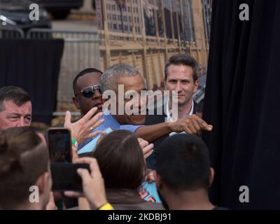 Pittsburgh, Pennsylvanie, États-Unis. 5th novembre 2022. Le président Barack Obama s’en va pour serrer la main avec l’un de ses partisans après un rassemblement en faveur du candidat du Sénat américain John Fetterman. (Image de crédit : © Sue Dorfman/ZUMA Press Wire) Banque D'Images