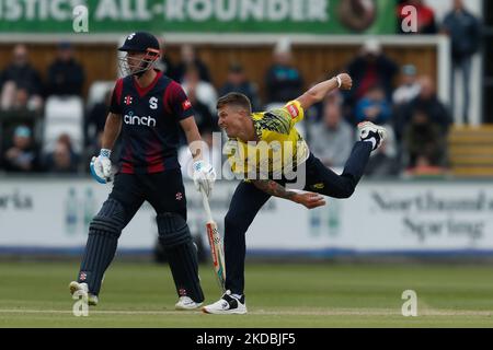 Brydon Carse de Durham Bowls lors du match de Blast Vitality T20 entre le Durham County Cricket Club et le Northamptonshire County Cricket Club au Seat unique Riverside, Chester le Street, le dimanche 5th juin 2022.(photo de Wwill Matthews /MI News/NurPhoto) Banque D'Images