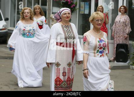 Les modèles Ukrainian Age plus portant des vêtements traditionnels brodés présentent une collection ethnique « Our Ivanka » de la designer ukrainienne Natlia Datzko, dans le cadre de l'invasion de l'Ukraine par la Russie, à Odesa, Ukraine, le 5 juin 2022. Le défilé de mode a été organisé par l'Institut des femmes modernes, dont le co-fondateur a noté que dans une période si difficile, de tels événements sont très importants pour élever l'esprit des femmes, comme les médias locaux l'ont informé. Les modèles défilent dans des tenues uniques avec des motifs nationaux comme éléments de broderie à la main, rubans, tresse, dentelle et autres décorations nationales. (Photo par STR/NurPhoto) Banque D'Images