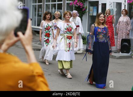 Les modèles Ukrainian Age plus portant des vêtements traditionnels brodés présentent une collection ethnique « Our Ivanka » de la designer ukrainienne Natlia Datzko, dans le cadre de l'invasion de l'Ukraine par la Russie, à Odesa, Ukraine, le 5 juin 2022. Le défilé de mode a été organisé par l'Institut des femmes modernes, dont le co-fondateur a noté que dans une période si difficile, de tels événements sont très importants pour élever l'esprit des femmes, comme les médias locaux l'ont informé. Les modèles défilent dans des tenues uniques avec des motifs nationaux comme éléments de broderie à la main, rubans, tresse, dentelle et autres décorations nationales. (Photo par STR/NurPhoto) Banque D'Images