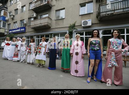 Les modèles Ukrainian Age plus portant des vêtements traditionnels brodés présentent une collection ethnique « Our Ivanka » de la designer ukrainienne Natlia Datzko, dans le cadre de l'invasion de l'Ukraine par la Russie, à Odesa, Ukraine, le 5 juin 2022. Le défilé de mode a été organisé par l'Institut des femmes modernes, dont le co-fondateur a noté que dans une période si difficile, de tels événements sont très importants pour élever l'esprit des femmes, comme les médias locaux l'ont informé. Les modèles défilent dans des tenues uniques avec des motifs nationaux comme éléments de broderie à la main, rubans, tresse, dentelle et autres décorations nationales. (Photo par STR/NurPhoto) Banque D'Images