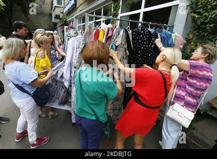 Les visiteurs cherchent à acheter des vêtements de designers lors d'un défilé de mode d'une collection ethnique « Our Ivanka » par le designer ukrainien Natlia Datzko, dans le cadre de l'invasion de l'Ukraine par la Russie, à Odesa, Ukraine 5 juin 2022. Le défilé de mode a été organisé par l'Institut des femmes modernes, dont le co-fondateur a noté que dans une période si difficile, de tels événements sont très importants pour élever l'esprit des femmes, comme les médias locaux l'ont informé. Les modèles défilent dans des tenues uniques avec des motifs nationaux comme éléments de broderie à la main, rubans, tresse, dentelle et autres décorations nationales. (Photo par STR/NurPhoto) Banque D'Images