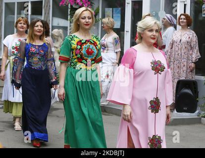 Les modèles Ukrainian Age plus portant des vêtements traditionnels brodés présentent une collection ethnique « Our Ivanka » de la designer ukrainienne Natlia Datzko, dans le cadre de l'invasion de l'Ukraine par la Russie, à Odesa, Ukraine, le 5 juin 2022. Le défilé de mode a été organisé par l'Institut des femmes modernes, dont le co-fondateur a noté que dans une période si difficile, de tels événements sont très importants pour élever l'esprit des femmes, comme les médias locaux l'ont informé. Les modèles défilent dans des tenues uniques avec des motifs nationaux comme éléments de broderie à la main, rubans, tresse, dentelle et autres décorations nationales. (Photo par STR/NurPhoto) Banque D'Images