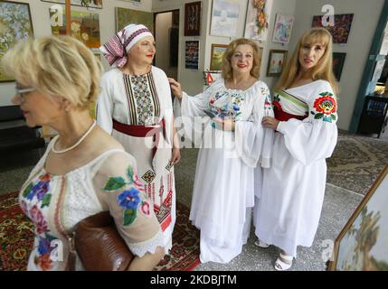 Les modèles Ukrainian Age plus portant des vêtements brodés traditionnels attendent dans les coulisses pour présenter un défilé de mode d'une collection ethnique « Our Ivanka » par le designer ukrainien Natlia Datzko, dans le cadre de l'invasion de l'Ukraine par la Russie, à Odesa, en Ukraine, le 5 juin 2022. Le défilé de mode a été organisé par l'Institut des femmes modernes, dont le co-fondateur a noté que dans une période si difficile, de tels événements sont très importants pour élever l'esprit des femmes, comme les médias locaux l'ont informé. Les modèles défilent dans des tenues uniques avec des motifs nationaux comme éléments de broderie à la main, rubans, tresse, dentelle et autres décoratio national Banque D'Images