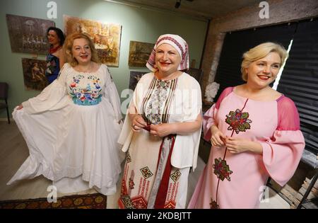 Les modèles Ukrainian Age plus portant des vêtements brodés traditionnels attendent dans les coulisses pour présenter un défilé de mode d'une collection ethnique « Our Ivanka » par le designer ukrainien Natlia Datzko, dans le cadre de l'invasion de l'Ukraine par la Russie, à Odesa, en Ukraine, le 5 juin 2022. Le défilé de mode a été organisé par l'Institut des femmes modernes, dont le co-fondateur a noté que dans une période si difficile, de tels événements sont très importants pour élever l'esprit des femmes, comme les médias locaux l'ont informé. Les modèles défilent dans des tenues uniques avec des motifs nationaux comme éléments de broderie à la main, rubans, tresse, dentelle et autres décoratio national Banque D'Images